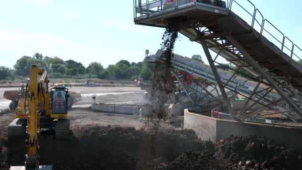 Jorden Bliver Flyttet Transportør Afventer Digger Indlæse Til Tipper Truck – Stock-video