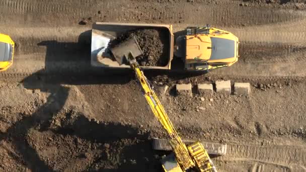 挖掘机把运货卡车装上泥土 — 图库视频影像