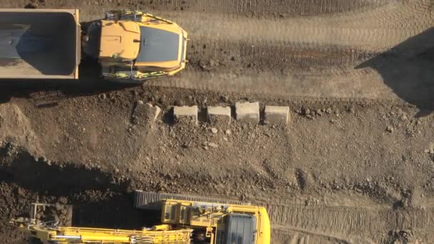 掘削機によって地球に積み込まれている建設用ティッパートラック — ストック動画