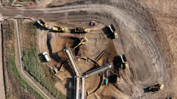 Construction Tipper Trucks Wordt Geladen Met Aarde Door Een Digger — Stockvideo