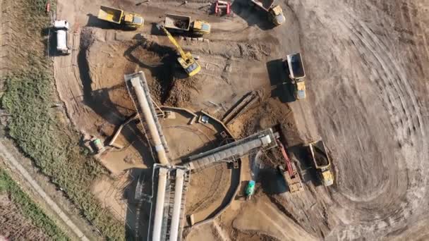 Camiones Volquete Que Reciben Tierra Excavador Transportador — Vídeo de stock