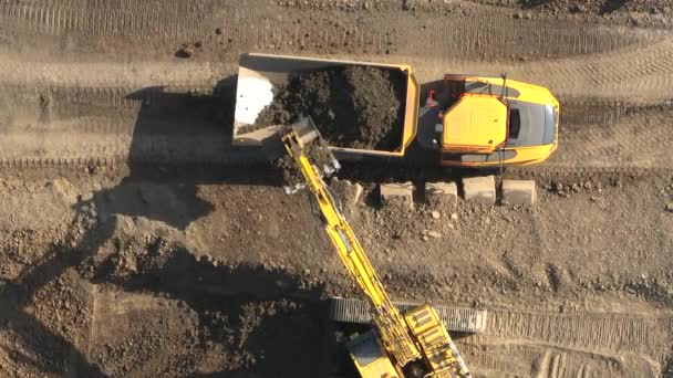 Camiones Volquete Siendo Cargados Con Tierra Por Excavador — Vídeo de stock
