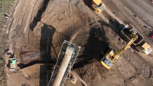 Konstruksi Truk Tipper Sedang Diisi Dengan Bumi Oleh Penggali — Stok Video