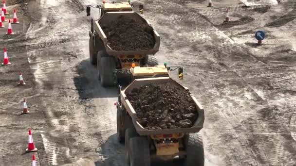 Caminhões Basculantes Movendo Terra Para Obras Terreno Para Processo Corte — Vídeo de Stock
