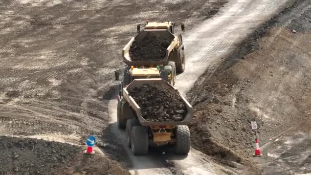 Camiones Volquete Que Mueven Grandes Cantidades Tierra Industria Construcción — Vídeo de stock