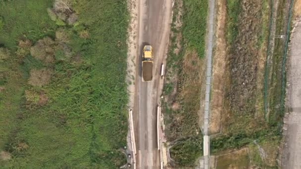 Camión Volquete Moviendo Grandes Cantidades Tierra Industria Construcción — Vídeo de stock