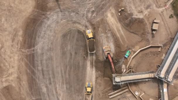 Camiones Volquete Construcción Siendo Cargados Con Tierra Por Excavador — Vídeo de stock