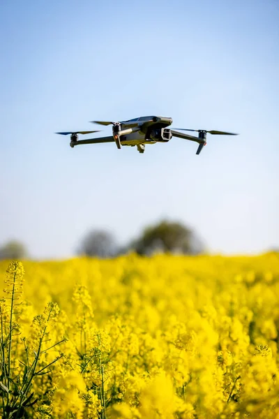 Drone Που Εργάζονται Ένα Αγρόκτημα Που Φέρουν Πάνω Από Πεδία Εικόνα Αρχείου