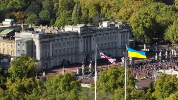 Banderas Union Jack Ucrania Vuela Frente Palacio Buckingham Londres — Vídeos de Stock