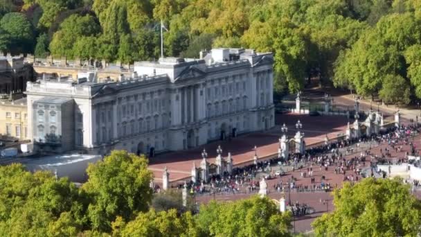 Folkmassor Stod Utanför Buckingham Palace Det Ikoniska Hemmet För Kungafamiljen — Stockvideo
