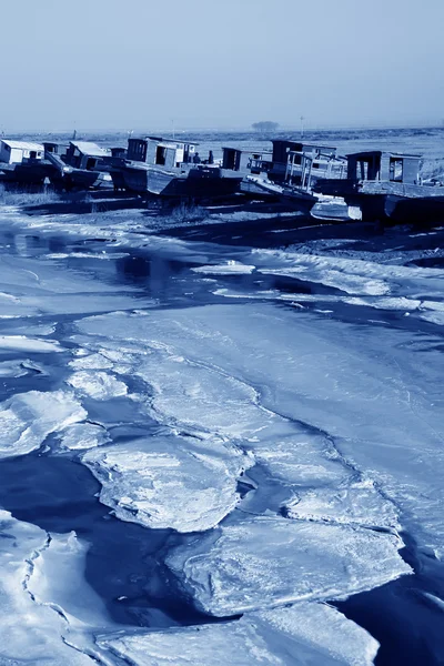 冬、北中国の川でボート停泊の釣り — ストック写真