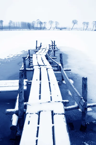 Pont simple dans l'étang dans la neige en milieu rural — Photo