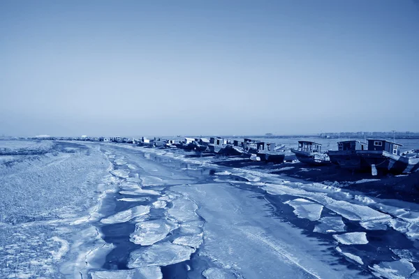 钓鱼船泊位由河在冬季、 北中国 — 图库照片