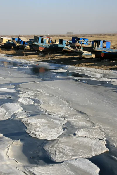 钓鱼船泊位由河在冬季、 北中国 — 图库照片