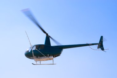 alçaktan uçan helikopter