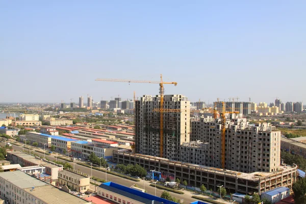Med utsikt över stuga i staden, i Kina — Stockfoto