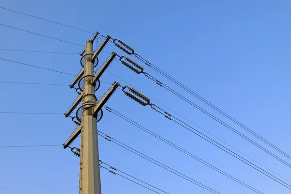 High voltage transmission line under the blue sky — Stock Photo, Image