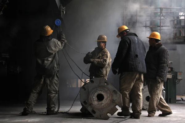 Lavoratori della linea di produzione siderurgica — Foto Stock