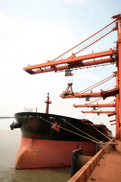Fraktbåten väntar lastning nära piren i Kina — Stockfoto
