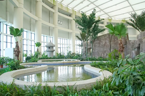 her türlü bitki ve Çin'deki bir parkta binalar