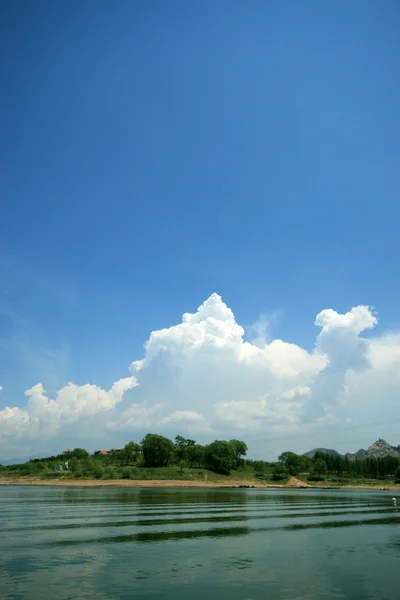 호수 자연 풍경, 흰 구름과 파란 하늘, 턱에 북부 — 스톡 사진