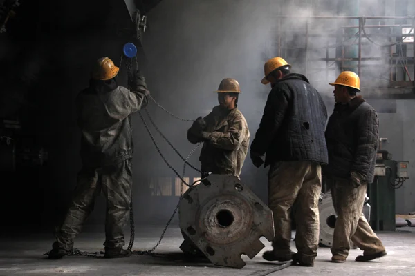 Travailleurs de la chaîne de production sidérurgique Images De Stock Libres De Droits