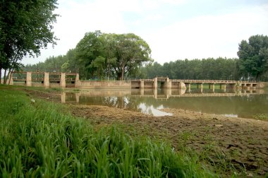 güzel ve sakin kanallardan ve köprüler