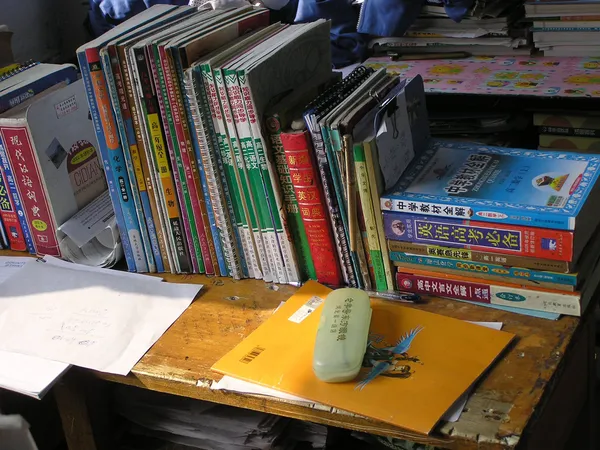 Книги на столе в классной комнате — стоковое фото