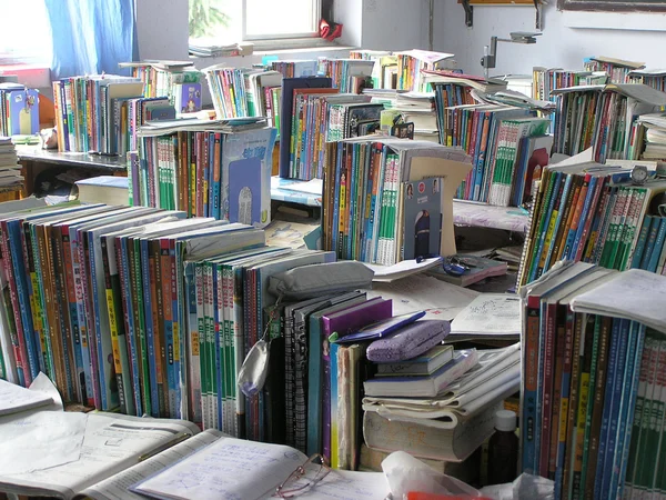 Livros na mesa em uma sala de aula — Fotografia de Stock