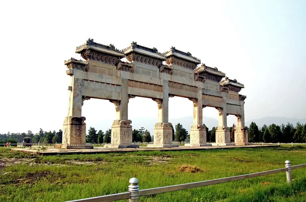 Arco memorial de pedra — Fotografia de Stock