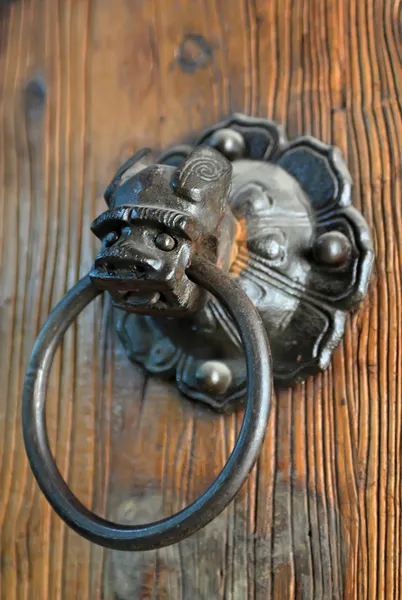 Ahşap kapı tokmağı — Stok fotoğraf