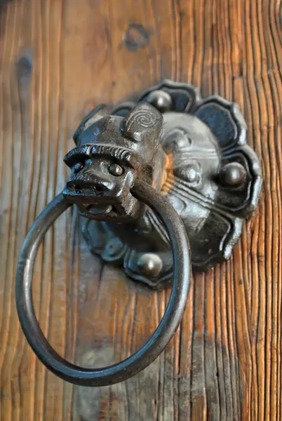 Bussare alla porta di legno — Foto Stock