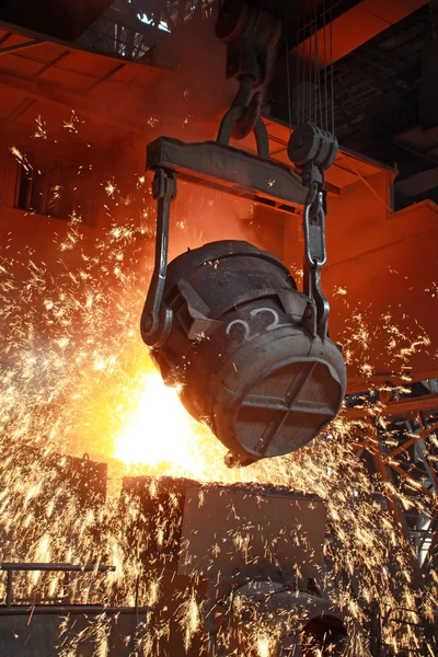 kırmızı-sıcak erimiş çelik