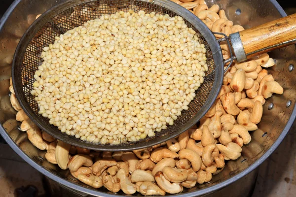 Ingredientes de cozinha castanha de caju e pinhões — Fotografia de Stock