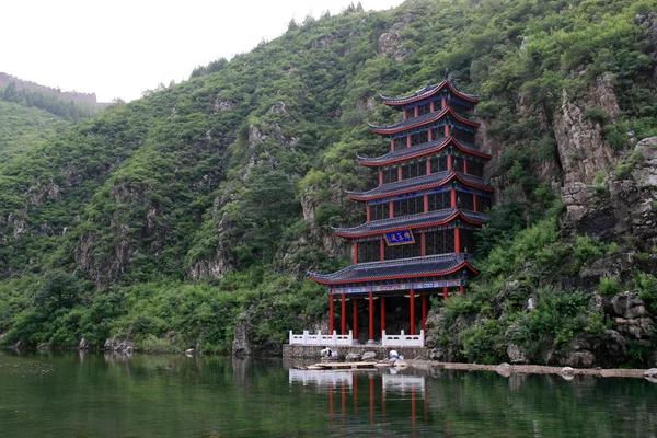 Pawilon obok góry, Starożytny chiński tradycyjny archit — Zdjęcie stockowe