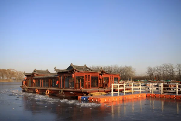 Bateaux de plaisance dans l'eau — Photo