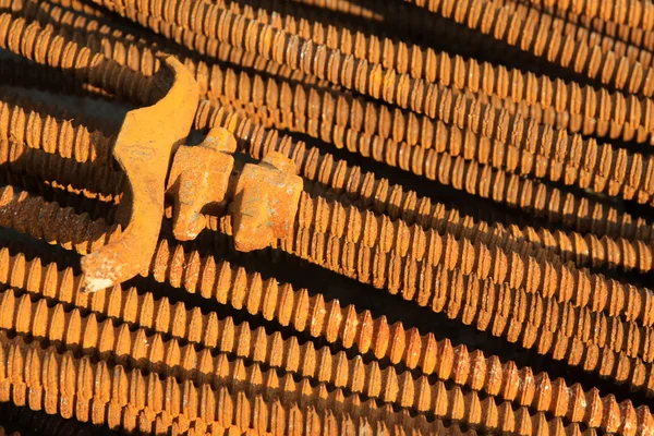 鉄鋼建設資材をツイスト — ストック写真