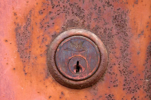 Una vecchia serratura sulla porta rossa — Foto Stock