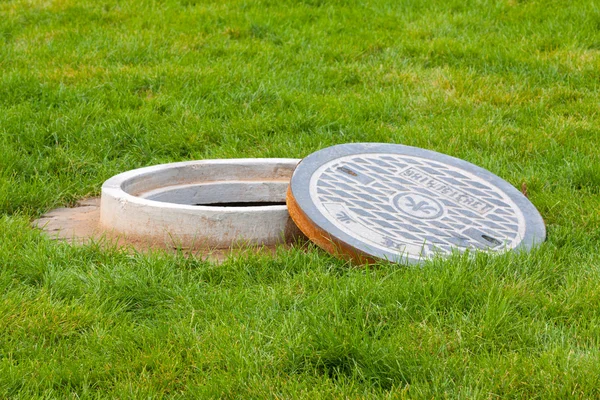 Traversées d'eau sous la pelouse dans un parc — Photo