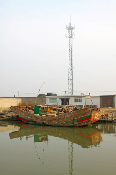 Fartyg i fiskehamnen terminal — Stockfoto