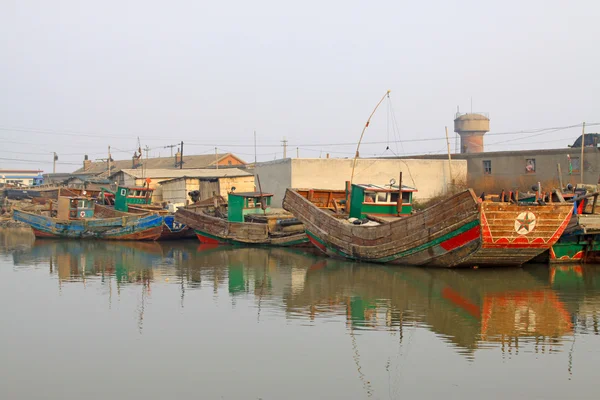 Schepen in de terminal vissershaven — Stockfoto