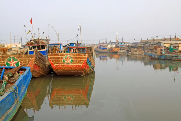 Balıkçı limanı terminal gemilerle — Stok fotoğraf