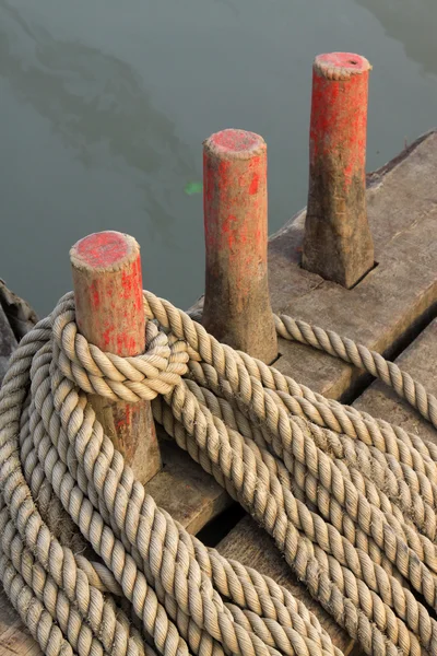 Corda de coco no barco de madeira — Fotografia de Stock