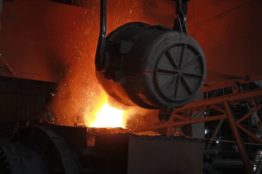 harap bir fabrika binasında