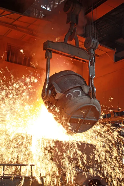 Bâtiment délabré dans une usine — Photo