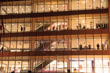 Geceleri süpermarket penceresi