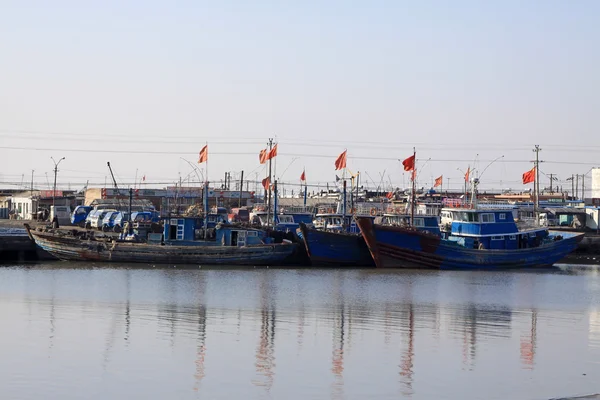 Buques amarrados en el muelle —  Fotos de Stock