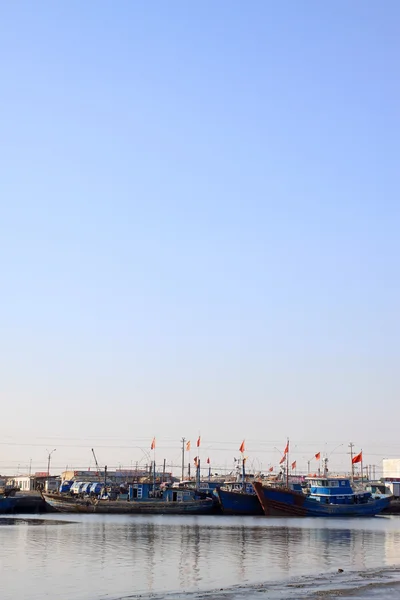 Buques amarrados en el muelle — Foto de Stock