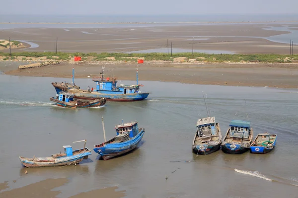 Barcos de pesca que navegam na água — Fotografia de Stock