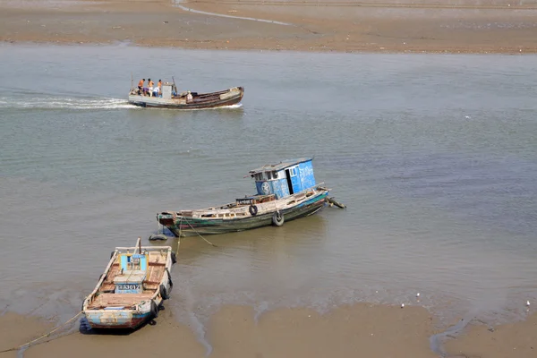 Barche da pesca che navigano in acqua — Foto Stock